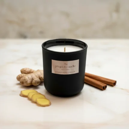 Χειροποίητο αρωματικό κερί Cinnamon Ginger σε μαύρο γυάλινο δοχείο, με ζεστό χειμωνιάτικο άρωμα.