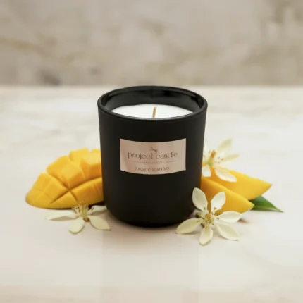 Χειροποίητο αρωματικό κερί Exotic Mango σε μαύρο γυάλινο δοχείο, με εξωτικό άρωμα μάνγκο.