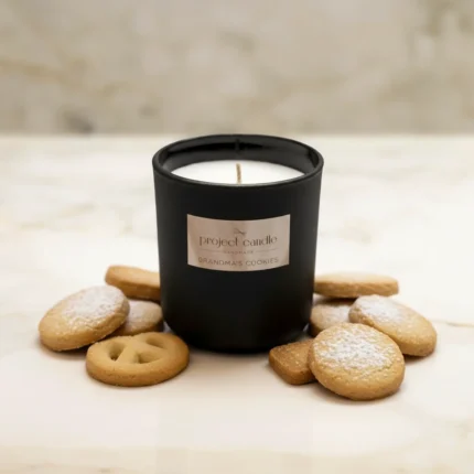 Χειροποίητο αρωματικό κερί Grandma's Cookies σε μαύρο γυάλινο δοχείο, με γλυκό άρωμα φρεσκοψημένων μπισκότων.