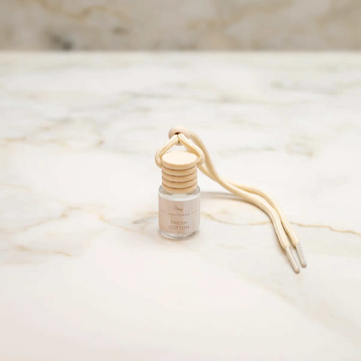 Κρεμαστό αρωματικό αυτοκινήτου Fresh Cotton 6ml σε μπουκαλάκι, με καθαρό και φρέσκο άρωμα.