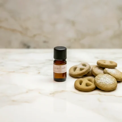Αρωματικό έλαιο Grandma’s Cookies 10ml σε γυάλινο μπουκαλάκι, με γλυκό άρωμα φρεσκοψημένου μπισκότου.