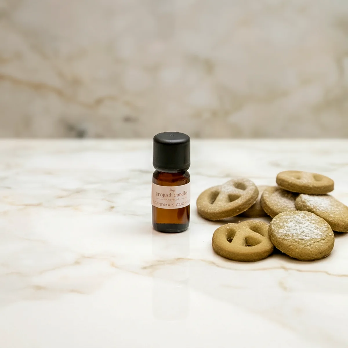 Αρωματικό έλαιο Grandma’s Cookies 10ml σε γυάλινο μπουκαλάκι, με γλυκό άρωμα φρεσκοψημένου μπισκότου.