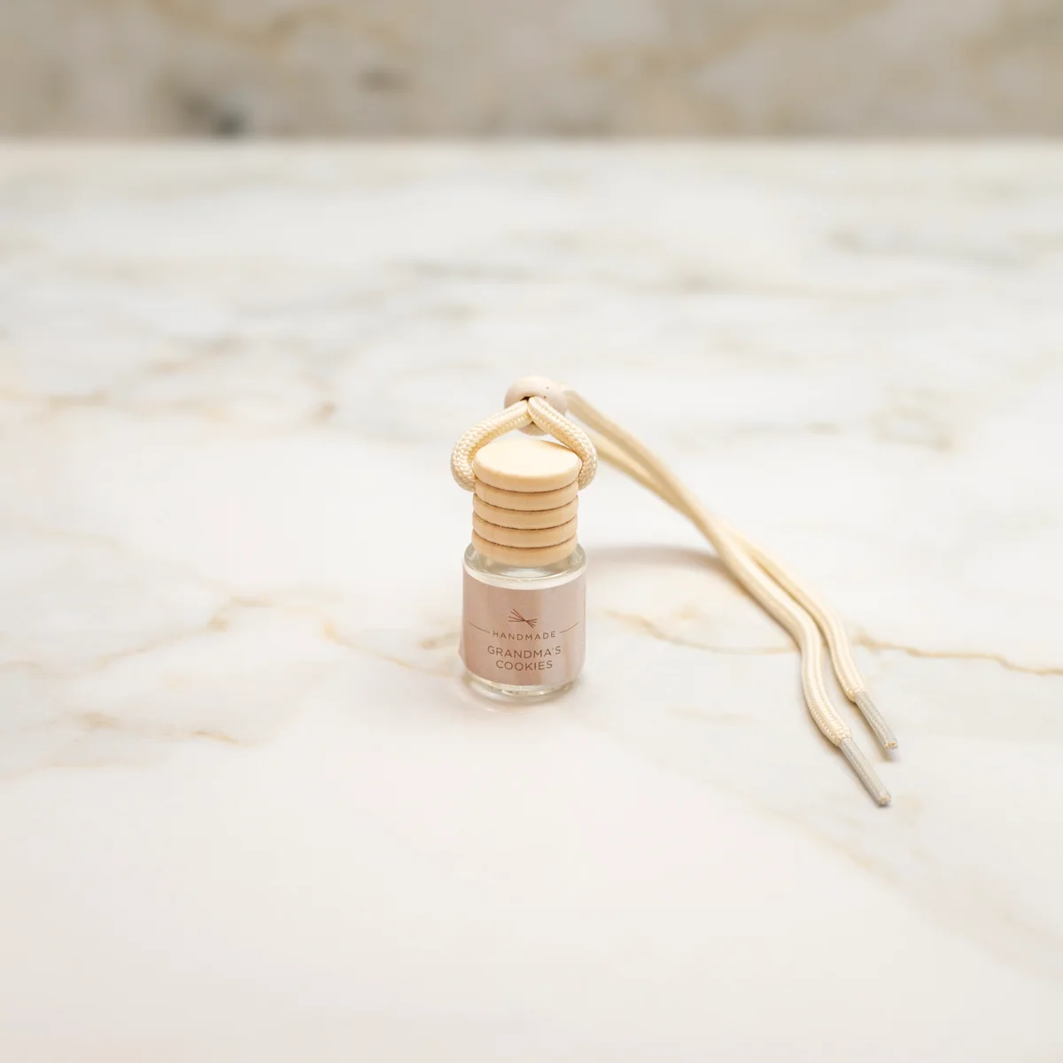 Αρωματικό αυτοκινήτου Grandma’s Cookies 6ml σε κρεμαστό γυάλινο μπουκαλάκι, με γλυκό άρωμα μπισκότου.