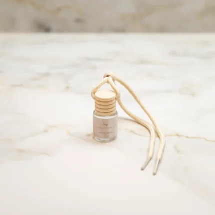 Αρωματικό αυτοκινήτου Sandalwood 6ml σε κρεμαστό μπουκαλάκι, με ζεστό ξυλώδες άρωμα.