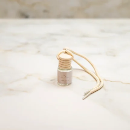 Κρεμαστό αρωματικό αυτοκινήτου Vanilla 6ml σε γυάλινο μπουκαλάκι, με γλυκό άρωμα βανίλιας.