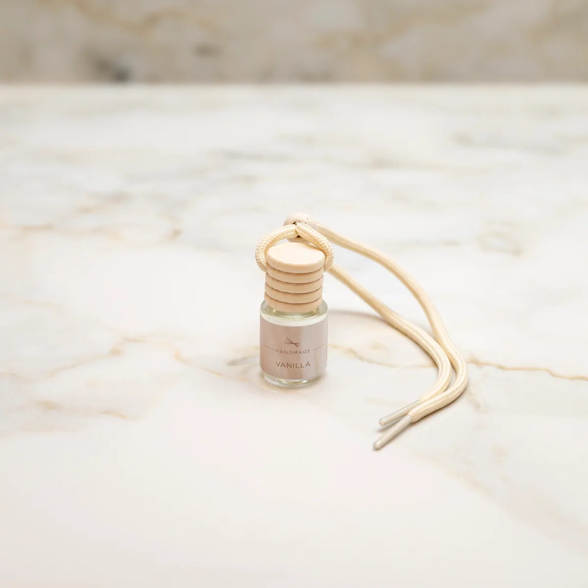 Κρεμαστό αρωματικό αυτοκινήτου Vanilla 6ml σε γυάλινο μπουκαλάκι, με γλυκό άρωμα βανίλιας.