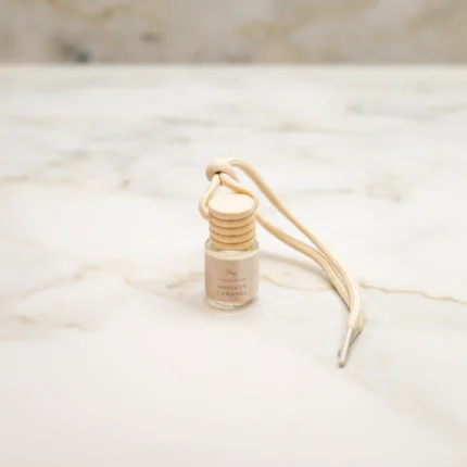 Κρεμαστό αρωματικό αυτοκινήτου Whiskey Caramel 6ml σε γυάλινο μπουκαλάκι, με ζεστό γλυκό άρωμα καραμέλας.