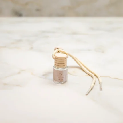 Αρωματικό αυτοκινήτου White Musk 6ml σε γυάλινο μπουκαλάκι, με καθαρό και απαλό άρωμα.