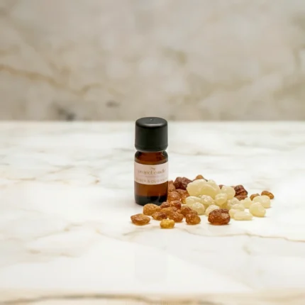 Αρωματικό έλαιο Amber Olibanum 10ml σε γυάλινο μπουκαλάκι, με ζεστό ανατολίτικο άρωμα.
