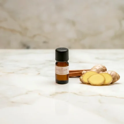 Αρωματικό έλαιο Cinnamon Ginger 10ml σε γυάλινο μπουκαλάκι, με ζεστό γιορτινό χαρακτήρα.