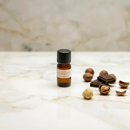 Αρωματικό έλαιο χώρου Hazelnut 10ml σε γυάλινο μπουκαλάκι, με ζεστό γλυκό άρωμα φουντουκιού.