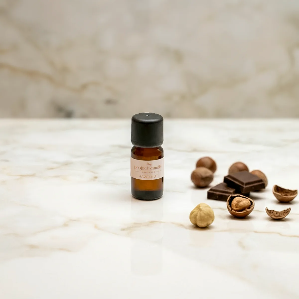 Αρωματικό έλαιο χώρου Hazelnut 10ml σε γυάλινο μπουκαλάκι, με ζεστό γλυκό άρωμα φουντουκιού.