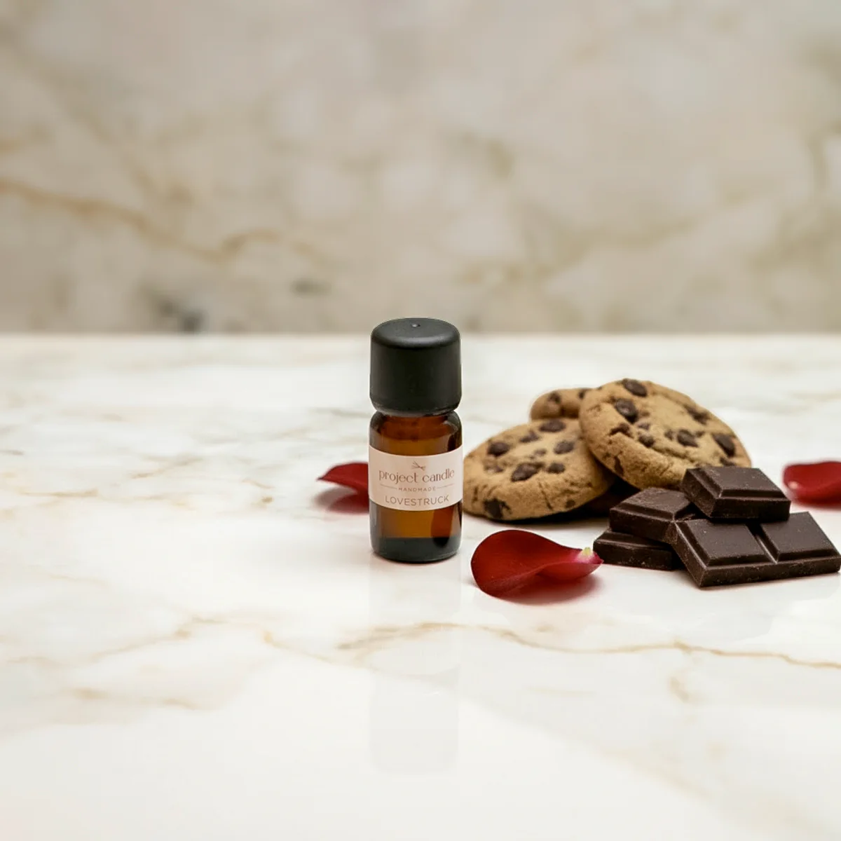 Αρωματικό έλαιο Lovestruck 10ml σε γυάλινο μπουκαλάκι, με ζεστό γλυκό άρωμα.