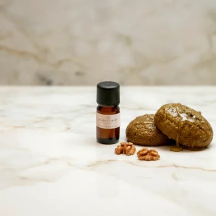 Αρωματικό έλαιο Melomakarono 10ml σε γυάλινο μπουκαλάκι, με ζεστό άρωμα μελομακάρονου.