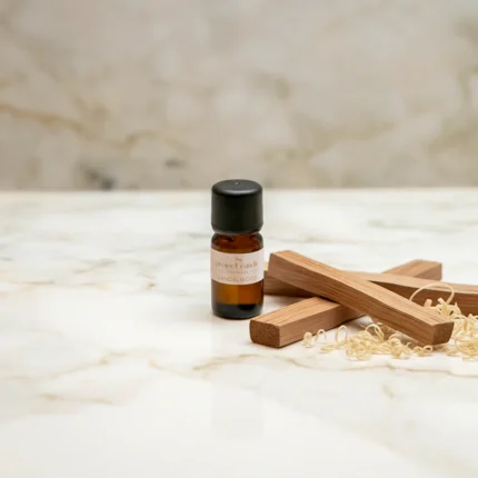 Αρωματικό έλαιο καύσης Sandalwood 10ml σε γυάλινο μπουκαλάκι, με ζεστό ξυλώδες άρωμα.