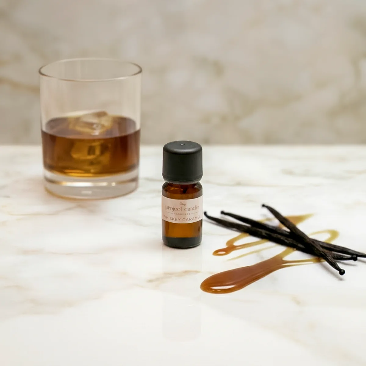 Αρωματικό έλαιο καύσης Whiskey Caramel 10ml σε γυάλινο μπουκαλάκι, με ζεστό γλυκό άρωμα καραμέλας.