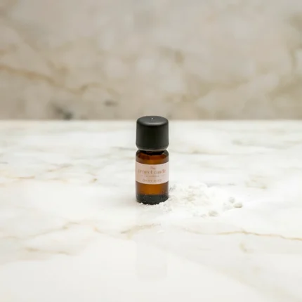 Αρωματικό έλαιο χώρου Baby Kiss 10ml σε γυάλινο μπουκαλάκι, με αίσθηση καθαριότητας και φρεσκάδας.