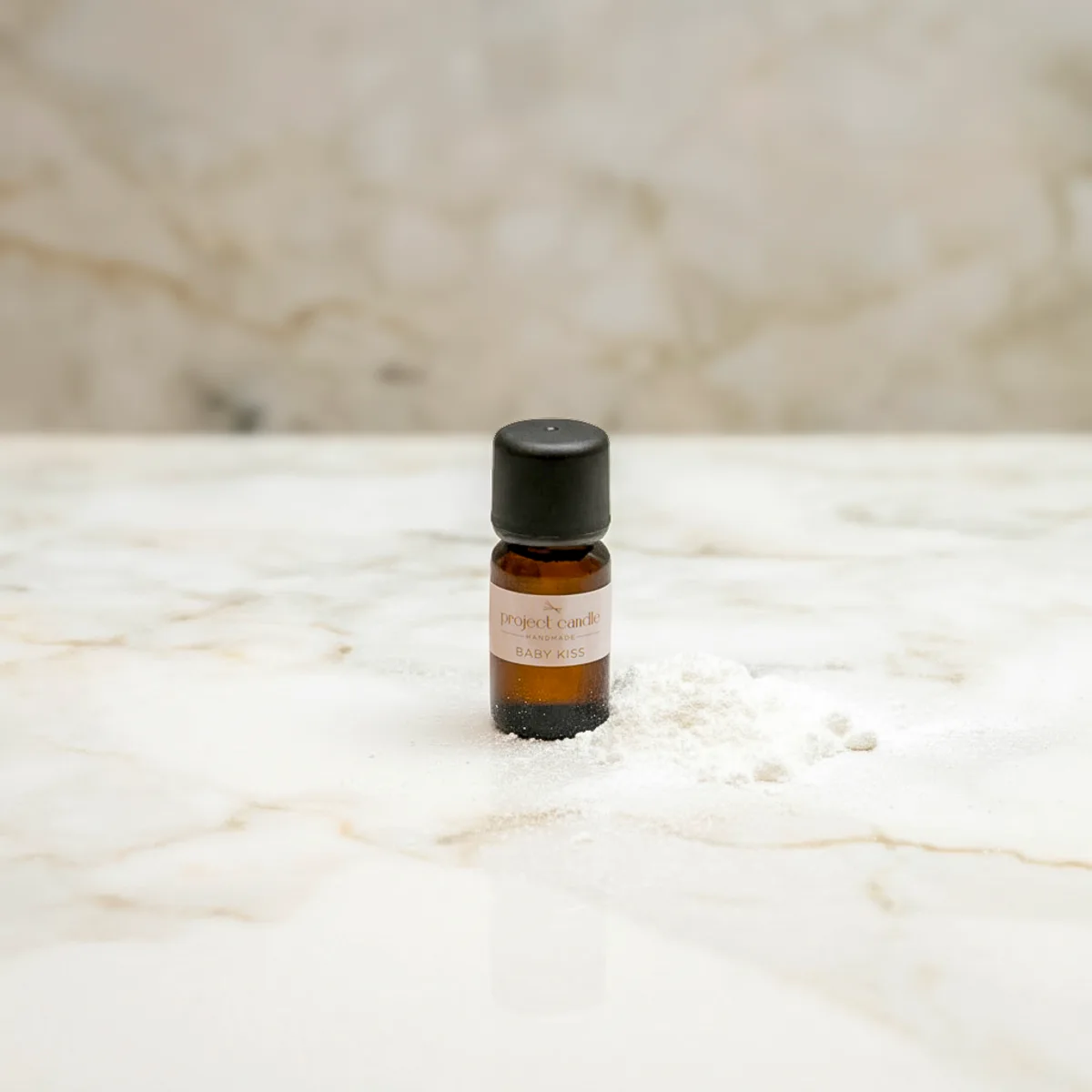 Αρωματικό έλαιο χώρου Baby Kiss 10ml σε γυάλινο μπουκαλάκι, με αίσθηση καθαριότητας και φρεσκάδας.