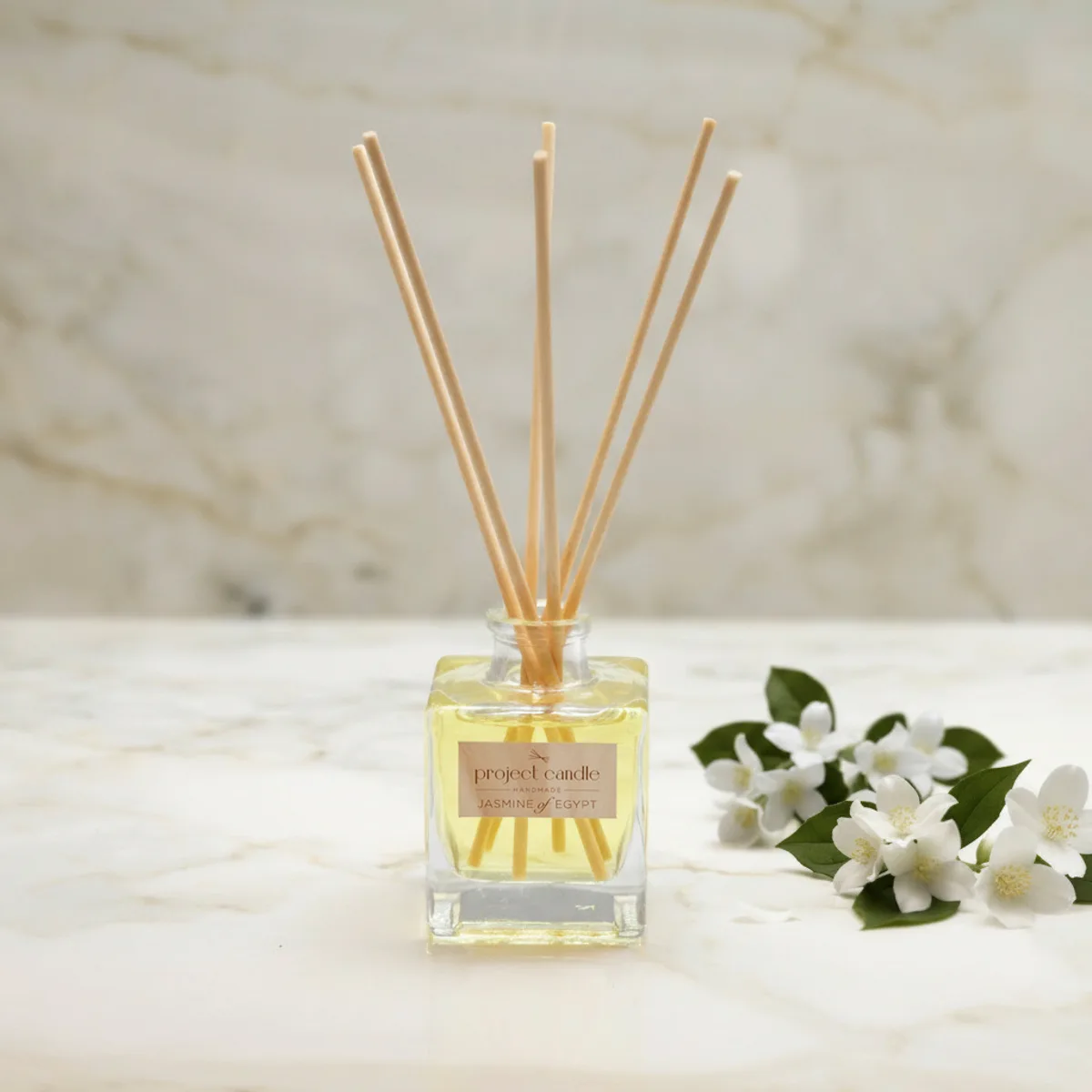 Αρωματικό χώρου με sticks Jasmine of Egypt σε γυάλινο μπουκάλι για κομψή διακόσμηση χώρου.