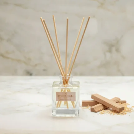 Αρωματικό χώρου με sticks Sandalwood σε γυάλινο μπουκαλάκι για ζεστό ξυλώδη αρωματισμό