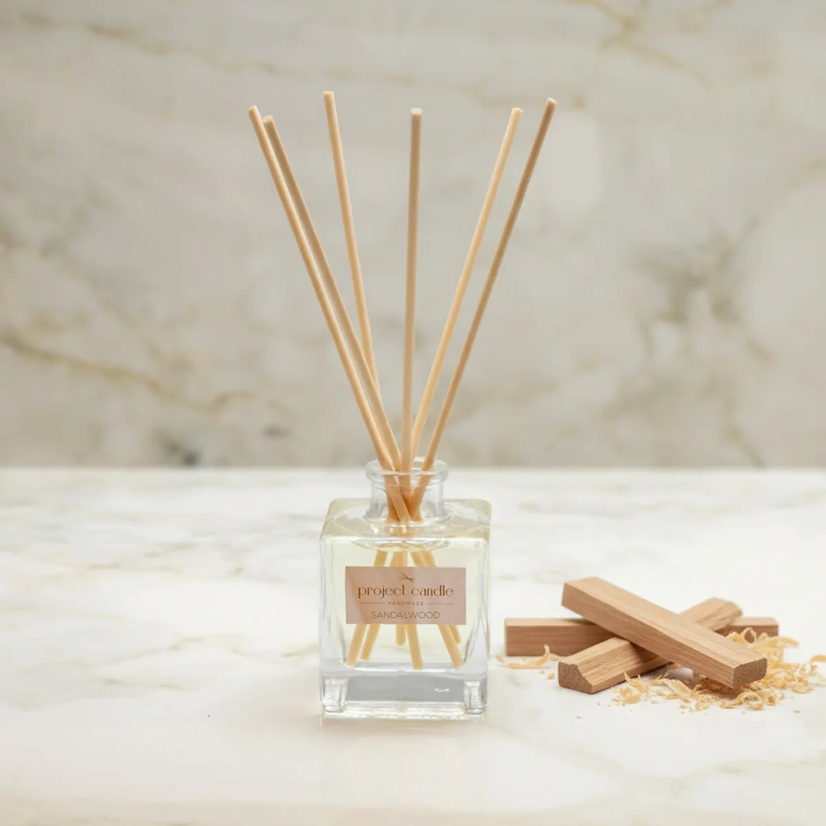 Αρωματικό χώρου με sticks Sandalwood σε γυάλινο μπουκαλάκι για ζεστό ξυλώδη αρωματισμό