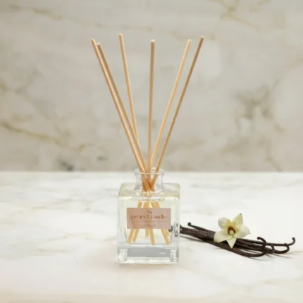 Reed diffuser Vanilla με sticks για συνεχή αρωματισμό χώρου με γλυκό χαρακτήρα.
