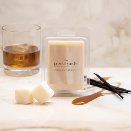 Wax melts σόγιας Whiskey Caramel σε συσκευασία 6 κύβων κεριού 75gr, με ζεστό γλυκό άρωμα καραμέλας.