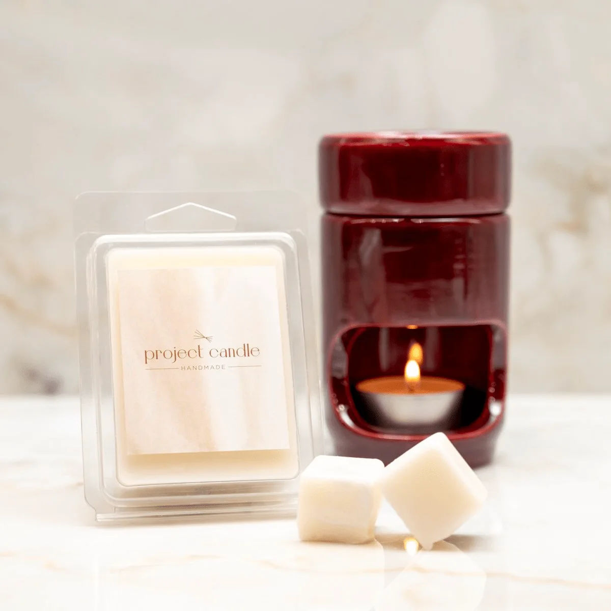 Wax melts που λιώνουν σε κεραμικό αρωματιστή για αρωματισμό χώρου.