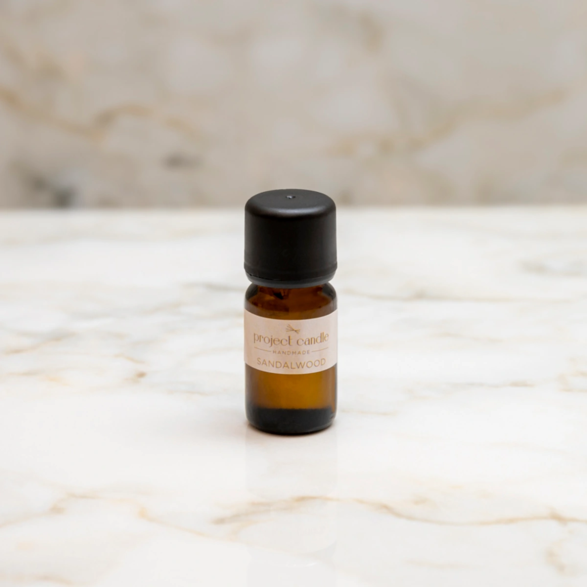 Αρωματικό έλαιο καύσης Sandalwood 10ml σε γυάλινο μπουκαλάκι, με ζεστό ξυλώδες άρωμα σανδαλόξυλου.