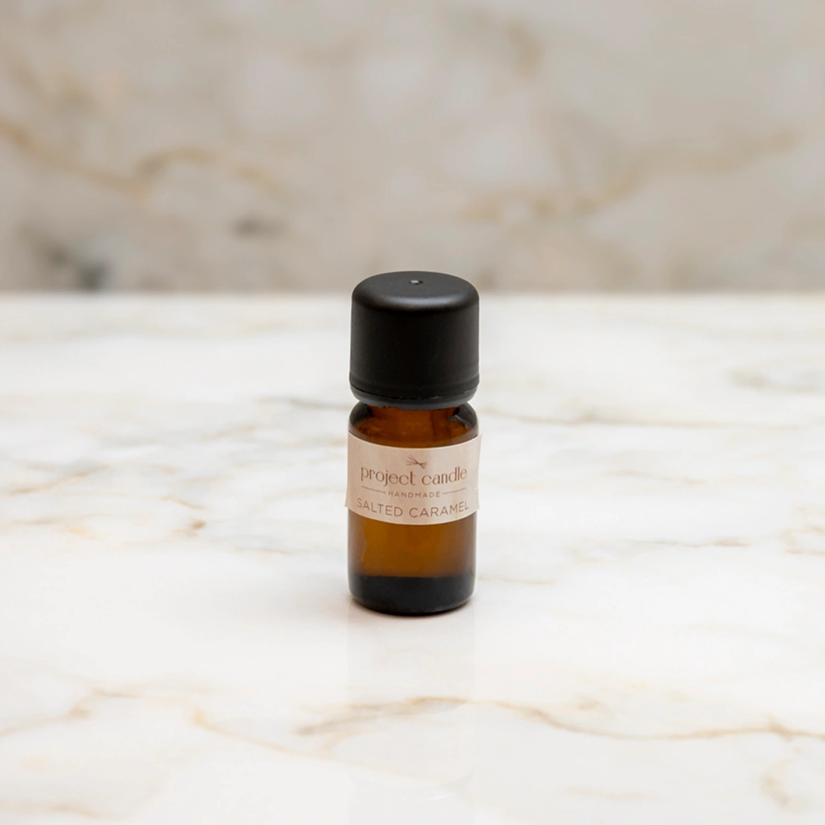 Αρωματικό έλαιο Salted Caramel 10ml σε γυάλινο μπουκαλάκι, με γλυκό και ζεστό άρωμα αλμυρής καραμέλας.