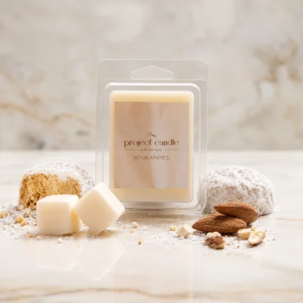 Wax melts Kourampies 75gr σε συσκευασία 6 κύβων, με γλυκό γιορτινό άρωμα που θυμίζει φρεσκοψημένο κουραμπιέ.