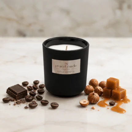 Χειροποίητο αρωματικό κερί Mocca Noisette σε μαύρο γυάλινο δοχείο.