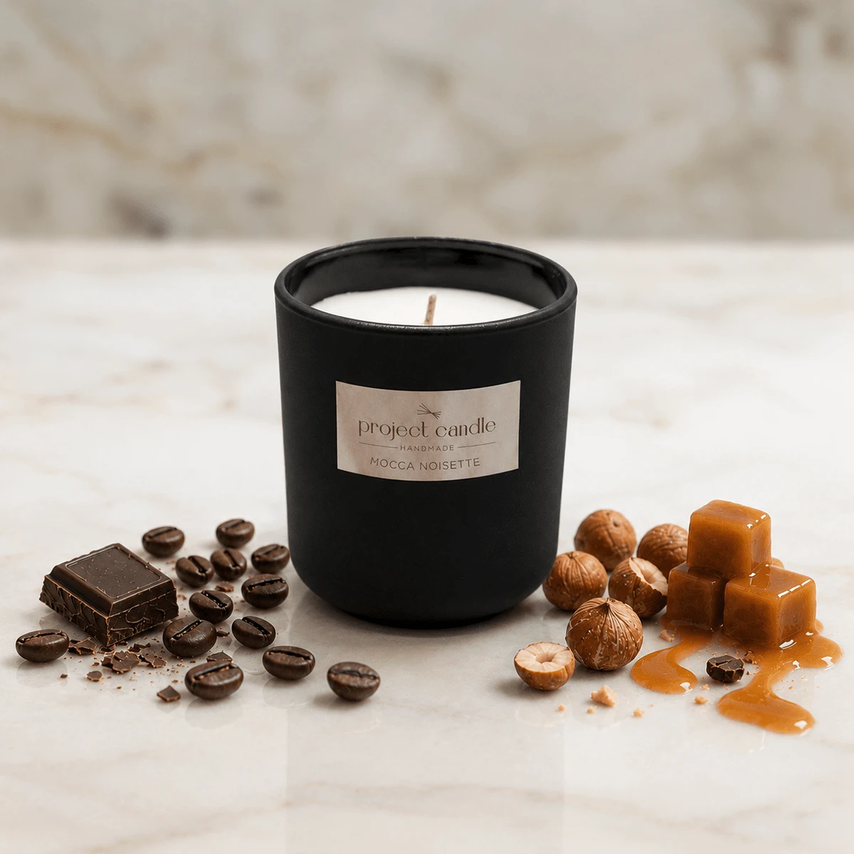 Χειροποίητο αρωματικό κερί Mocca Noisette σε μαύρο γυάλινο δοχείο.